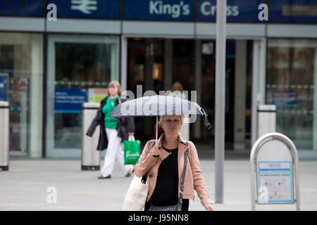 London, UK. 5. Juni 2017. Großbritannien Wetter. An des Königs regnen Cross London, London Credit: Sebastian Remme/Alamy Live-Nachrichten Stockfoto