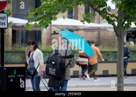 London, UK. 5. Juni 2017. Großbritannien Wetter. An des Königs regnen Cross London, London Credit: Sebastian Remme/Alamy Live-Nachrichten Stockfoto