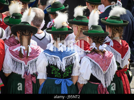 Berchtesgaden, Deutschland. 5. Juni 2017. Frauen in Kostümen nehmen an einem Festival Prozession in Berchtesgaden, Deutschland, 5. Juni 2017. Die bayerische Stadt feiert mir dem 500. Jahrestag der Eröffnung von Salz im Jahre 1517. Die Mine, die von Augustiner Chorherren gegründet wurde, ist seitdem im Dauereinsatz gewesen. Foto: Matthias Balk/Dpa/Alamy Live News Stockfoto