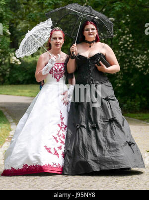 Leipzig, Deutschland. 5. Juni 2017. Teilnehmer der "Wave Gotik Treffen" (lit.) "Wave Gothic treffen", WGT) in Leipzig, Deutschland, 5. Juni 2017. Tausende von Anhängern der "schwarzen Szene" treffen sich jährlich in Leipzig. Rund 20.000 Teilnehmer beim diesjährigen Festival erwartet. Foto: Peter Endig/Dpa-Zentralbild/Dpa/Alamy Live News Stockfoto