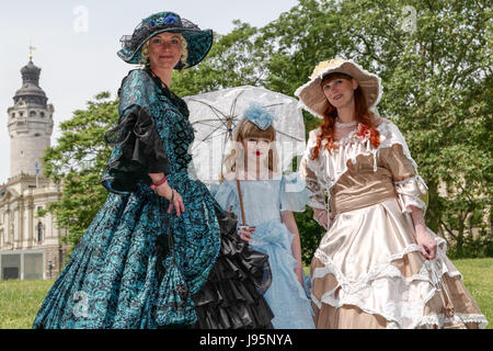 Leipzig, Deutschland. 5. Juni 2017. Teilnehmer der "Wave Gotik Treffen" (lit.) "Wave Gothic treffen", WGT) in Leipzig, Deutschland, 5. Juni 2017. Tausende von Anhängern der "schwarzen Szene" treffen sich jährlich in Leipzig. Rund 20.000 Teilnehmer beim diesjährigen Festival erwartet. Foto: Peter Endig/Dpa-Zentralbild/Dpa/Alamy Live News Stockfoto