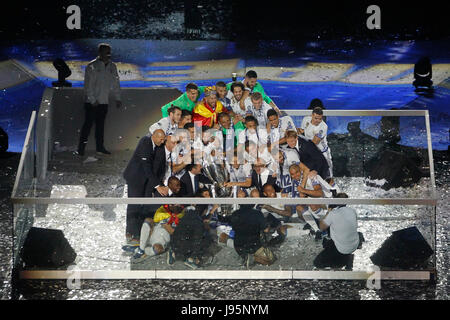 Madrid, Spanien. 4. Juni 2017. Cristiano Ronaldo feiert mit seinem Sohn die 12. Champions League von Real Madrid im Santiago Bernabeu Stadion in Madrid, Spanien. 4. Juni 2017. Bildnachweis: MediaPunch Inc/Alamy Live-Nachrichten Stockfoto