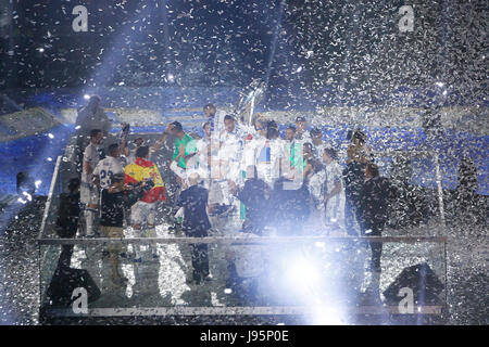 Madrid, Spanien. 4. Juni 2017. Cristiano Ronaldo feiert mit seinem Sohn die 12. Champions League von Real Madrid im Santiago Bernabeu Stadion in Madrid, Spanien. 4. Juni 2017. Bildnachweis: MediaPunch Inc/Alamy Live-Nachrichten Stockfoto