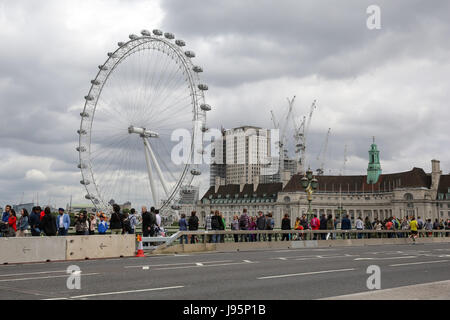 Westminster Bridge. London, UK. 5. Juni 2017. Stahl und Beton Barrieren worden auf Westminster Bridge nach den jüngsten Terroranschlägen in Westminster, London Bridge und Borough Market errichtet. Bildnachweis: Dinendra Haria/Alamy Live-Nachrichten Stockfoto