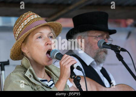 Weymouth, Großbritannien. 4. Juni 2017. Wessex Folklorefestival 2017, eine jährliche Veranstaltung entlang Seite Weymouth alten Hafen und im nahe gelegenen Hope Square statt. Fotos zeigen Wild Willy Barrett French Connection. Bildnachweis: Steve Bell/Alamy Live-Nachrichten Stockfoto