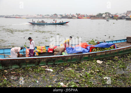 Dhaka, Bangladesch. 5. Juni 2017. Ein Fährmann reitet sein Boot mit Passagieren in das verschmutzte Wasser in der Nähe des Flussufers Buriganga am Vorabend des World Environment Day in Dhaka, Bangladesch, 5. Juni 2017. Eine große Schneise des Flusses Buriganga, die Lebensader der Hauptstadt ist, hat pechschwarze mit Giftmüll, Öl und Chemikalien, fließt es von Industrieanlagen verwandelt. Das Wasser wurde extrem verschmutzt und stellt ein Gesundheitsrisiko für die Gemeinden Flussbett. Bildnachweis: Monirul Alam/ZUMA Draht/Alamy Live-Nachrichten Stockfoto