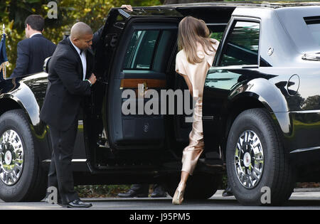 Washington, USA. 4. Juni 2017. First Lady Melania Trump verlässt die Residenz zu einen Empfang im Ford Theater, am 4. Juni 2017 in Washington, DC zu besuchen. Bildnachweis: MediaPunch Inc/Alamy Live-Nachrichten Stockfoto