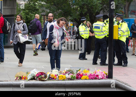 Mitglieder der öffentlichen legen Blumen auf die London Bridge nach die Straße für den Verkehr, nach London Bridge Terror-Anschlag, City of London, UK gesperrt ist Stockfoto