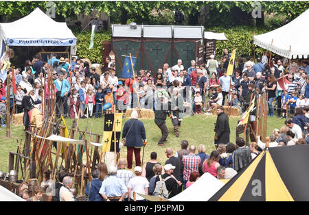 Paris, Frankreich. 4. Juni 2017. Zwei Männer in mittelalterlichen Kostümen "kämpfen" während ein mittelalterliches fest in Dourdan, am Stadtrand von Paris, am 4. Juni 2017. Bildnachweis: Li Genxing/Xinhua/Alamy Live-Nachrichten Stockfoto