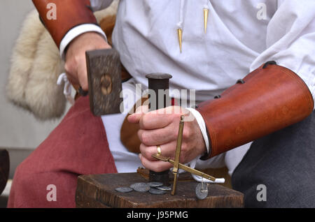 Paris, Frankreich. 4. Juni 2017. Ein Mann in mittelalterlichen Kostümen macht Münzen während ein mittelalterliches fest in Dourdan, am Stadtrand von Paris, am 4. Juni 2017. Bildnachweis: Li Genxing/Xinhua/Alamy Live-Nachrichten Stockfoto