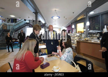 Tower Mill, Hawick, UK. 5. Juni 2017. GE2017 - SNP Wahlkampftour SNP Nicola Sturgeon auf Wahlkampftour in Hawick, Scottish Borders, auf einen Helikopterflug trifft lokale MP & MSP Kandidaten Calum Kerr und Gail Hendry und vermischt sich mit Wähler außerhalb Tower Mill in Hawick, eine Stippvisite für Interviews und heute eine Chance, Graswurzeln Wähler zu unterstützen. Bildnachweis: Rob Gray/Alamy Live-Nachrichten Stockfoto