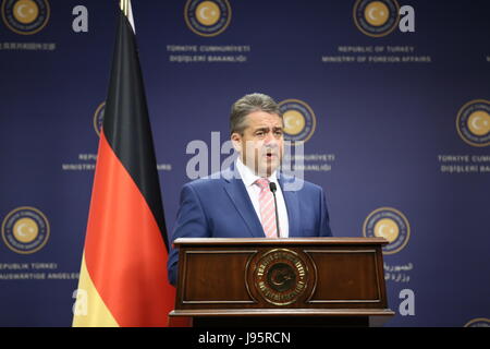 Ankara, Türkei. 5. Juni 2017. Der deutsche Außenminister Sigmar Gabriel spricht während einer gemeinsamen Pressekonferenz mit seinem türkischen Amtskollegen (unsichtbaren) in Ankara, Türkei, am 5. Juni 2017. Der türkische Außenminister Mevlüt Cavusoglu sagte am Montag, dass deutsche Gesetzgeber Besuch der NATO Air Base in der zentralen Provinz Konya jetzt möglich ist, aber solche Besuch in Incirlik Air Base in naher Zukunft noch nicht möglich ist. Bildnachweis: Qin Yanyang/Xinhua/Alamy Live-Nachrichten Stockfoto