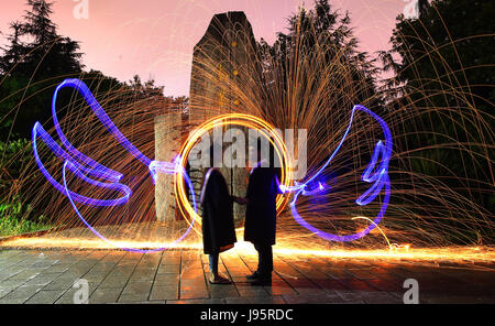 Hengyang, Chinas Hunan Provinz. 5. Juni 2017. Absolventinnen und Absolventen für Lightpainting Fotos der University of South China in Hengyang, Zentral-China Provinz Hunan, 5. Juni 2017 darstellen. Bildnachweis: Cao Zhengping/Xinhua/Alamy Live-Nachrichten Stockfoto