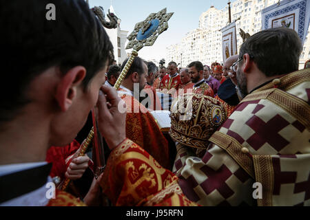 Kiew, Ukraine. 5. Juni 2017. Menschen bleiben um den Sarg mit dem Körper der Kardinal Husar ist bereit, in die patriarchalische Kathedrale der Auferstehung Undercrofts durchgeführt werden. Der ehemalige Leiter der ukrainischen griechisch-katholischen Kirche, Kardinal Lubomyr Husar wurde in der Undercrofts der patriarchalische Kathedrale der Auferstehung in Kiew, Ukraine, 5. Juni 2017 begraben. Bildnachweis: Sergii Kharchenko/Alamy Live-Nachrichten Stockfoto