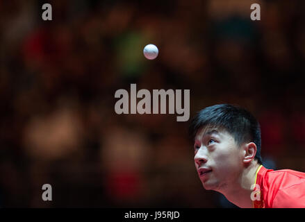 Düsseldorf, Deutschland. 5. Juni 2017. Ma Long (China) spielen Fan Zhendong (China) bei der Herren Einzel Finale bei den Tischtennis-Weltmeisterschaften in Düsseldorf, Deutschland, 5. Juni 2017. Foto: Jonas Güttler/Dpa/Alamy Live News Stockfoto