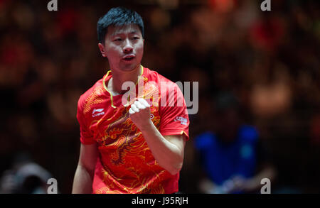 Düsseldorf, Deutschland. 5. Juni 2017. Ma Long (China) spielen Zhendong (China) in der Herren Einzel Finale der Tischtennis-Weltmeisterschaften in Düsseldorf, 5. Juni 2017. Foto: Jonas Güttler/Dpa/Alamy Live News Stockfoto