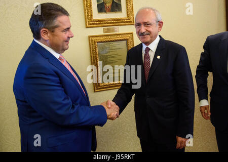 Ankara, Türkei. 5. Juni 2017. Der deutsche Außenminister Sigmar Gabriel (L, SPD) grüßt Kemal Kilicdaroglu, der Führer der Republikanischen Volkspartei in Ankara, Türkei, 5. Juni 2017. Gabriel ist ein 1-Tages-Besuch in der Türkei. Foto: Gregor Fischer/Dpa/Alamy Live News Stockfoto