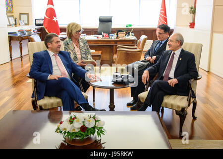 Ankara, Türkei. 5. Juni 2017. Der deutsche Außenminister Sigmar Gabriel (L, SPD) im Gespräch mit Kemal Kilicdaroglu, der Führer der Republikanischen Volkspartei in Ankara, Türkei, 5. Juni 2017. Gabriel ist ein 1-Tages-Besuch in der Türkei. Foto: Gregor Fischer/Dpa/Alamy Live News Stockfoto