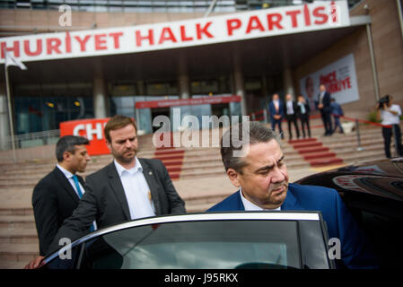 Ankara, Türkei. 5. Juni 2017. Deutscher Außenminister Sigmar Gabriel (SPD) verlassen das Hauptquartier der Republikanischen Volkspartei nach einem Treffen mit ihrem Anführer Kilicdaroglu in Ankara, Türkei, 5. Juni 2017. Gabriel ist ein 1-Tages-Besuch in der Türkei. Foto: Gregor Fischer/Dpa/Alamy Live News Stockfoto