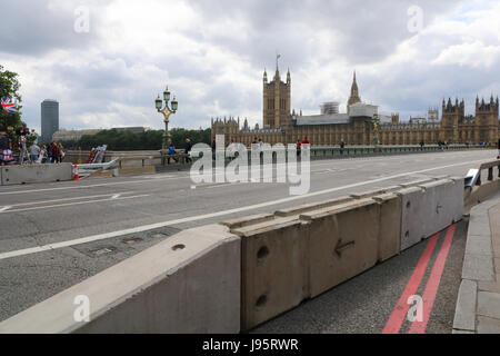 London, UK. 5. Juni 2017. Schutzwälle aus Stahl und Beton installiert wurden, entlang der Westminster Bridge, potentielle Terroranschläge im Hinblick auf die jüngsten Angriffe auf Westminster zu vereiteln und London Bridge gegen Fußgänger Credit durchgeführt: Amer Ghazzal/Alamy Live-Nachrichten Stockfoto