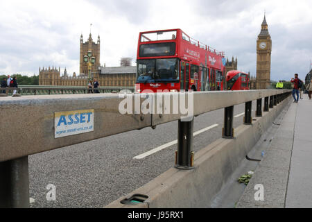 London, UK. 5. Juni 2017. Schutzwälle aus Stahl und Beton installiert wurden, entlang der Westminster Bridge, potentielle Terroranschläge im Hinblick auf die jüngsten Angriffe auf Westminster zu vereiteln und London Bridge gegen Fußgänger Credit durchgeführt: Amer Ghazzal/Alamy Live-Nachrichten Stockfoto