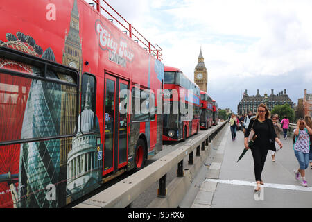 London, UK. 5. Juni 2017. Schutzwälle aus Stahl und Beton installiert wurden, entlang der Westminster Bridge, potentielle Terroranschläge im Hinblick auf die jüngsten Angriffe auf Westminster zu vereiteln und London Bridge gegen Fußgänger Credit durchgeführt: Amer Ghazzal/Alamy Live-Nachrichten Stockfoto