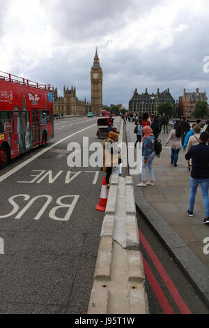 London, UK. 5. Juni 2017. Schutzwälle aus Stahl und Beton installiert wurden, entlang der Westminster Bridge, potentielle Terroranschläge im Hinblick auf die jüngsten Angriffe auf Westminster zu vereiteln und London Bridge gegen Fußgänger Credit durchgeführt: Amer Ghazzal/Alamy Live-Nachrichten Stockfoto