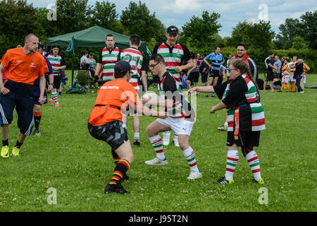 International-SEN-Rugby-Turnier, Witney, Großbritannien 3. Juni 2017. Mannschaften der Jugendlichen mit sonderpädagogischem Förderbedarf haben in einem Rugby-Turnier in Witney Rugby Club mit Phil Vickery - ehemaliger Kapitän England Rugby Union - anwesend. Er ermutigte die Spieler und Medaillen für alle Teams vorgestellt. Stockfoto