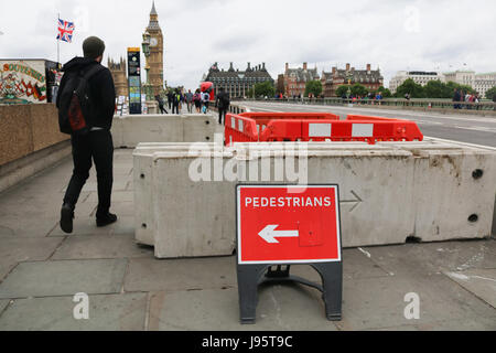 London, UK. 5. Juni 2017. Schutzwälle aus Stahl und Beton installiert wurden, entlang der Westminster Bridge, potentielle Terroranschläge im Hinblick auf die jüngsten Angriffe auf Westminster zu vereiteln und London Bridge gegen Fußgänger Credit durchgeführt: Amer Ghazzal/Alamy Live-Nachrichten Stockfoto