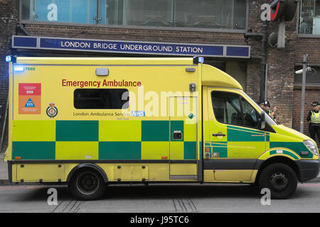 London, UK. 5. Juni 2017. Menschen legen floral Tribute von London Bridge, wo viele Menschen wurden von den terroristischen van getroffen, einige auf den Knien beten, Weinen und umarmen einander Kredit: Paul Quezada-Neiman/Alamy Live News Stockfoto