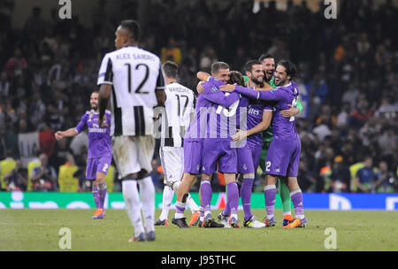 Cardiff, UK. 4. Juni 2017. Real Madrid feiern in Vollzeit nach dem Sieg gegen Juventus Turin in der UEFA Champions League Finale am National Stadium of Wales in Cardiff: Credit: Phil Rees/Alamy Live News Stockfoto