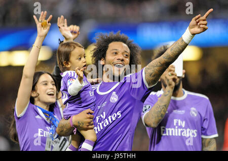 Cardiff, UK. 4. Juni 2017. Marcelo von Real Madrid feiert auf dem Feld, nachdem seine Mannschaft in der UEFA Champions League Finale zwischen Juventus Turin und Real Madrid CF am National Stadium of Wales in Cardiff Juventus schlagen: Credit: Phil Rees/Alamy Live News Stockfoto