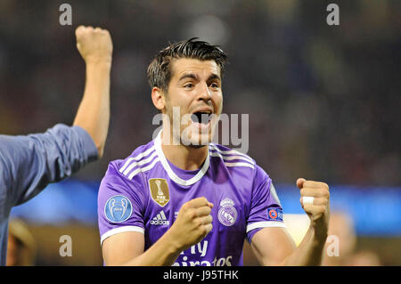 Cardiff, UK. 4. Juni 2017. Alvaro Morata von Real Madrid feiert Gewinn der UEFA Champions League Finale zwischen Juventus Turin und Real Madrid CF am National Stadium of Wales in Cardiff: Credit: Phil Rees/Alamy Live News Stockfoto