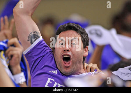 Cardiff, UK. 4. Juni 2017. Ekstatische Real Madrid Fans feiern Sieg gegen Juventus Turin in der UEFA Champions League Finale am National Stadium of Wales in Cardiff: Credit: Phil Rees/Alamy Live News Stockfoto