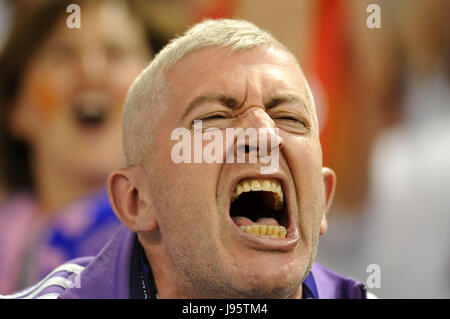 Cardiff, UK. 4. Juni 2017. Ekstatische Real Madrid Fans feiern Sieg gegen Juventus Turin in der UEFA Champions League Finale am National Stadium of Wales in Cardiff: Credit: Phil Rees/Alamy Live News Stockfoto