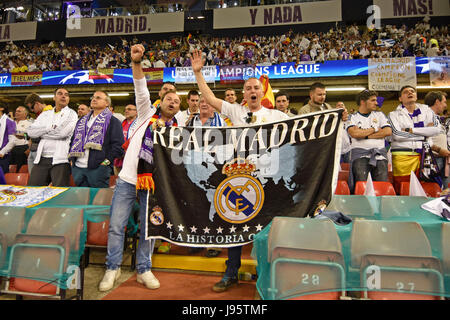 Cardiff, UK. 4. Juni 2017. Real Madrid-Fans vor Kick-off der UEFA Champions League Finale zwischen Juventus Turin und Real Madrid CF am National Stadium of Wales in Cardiff: Credit: Phil Rees/Alamy Live News Stockfoto