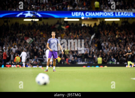 Cardiff, UK. 4. Juni 2017. Cristiano Ronaldo von Real Madrid Aufwärmen vor der UEFA Champions League Finale zwischen Juventus Turin und Real Madrid CF am National Stadium of Wales in Cardiff: Credit: Phil Rees/Alamy Live News Stockfoto