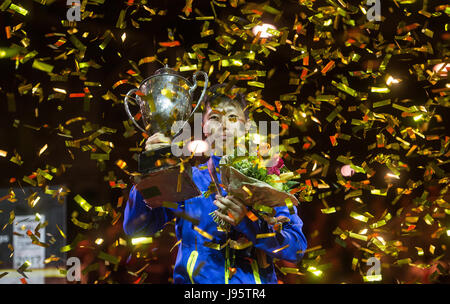 Düsseldorf, Deutschland. 5. Juni 2017. Ma Long (China) wirft die Trophäe nach gewinnen die Männer Finale bei den Tischtennis-Weltmeisterschaften in Düsseldorf, Deutschland, 5. Juni 2017 Einzel. Foto: Jonas Güttler/Dpa/Alamy Live News Stockfoto