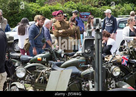 Pegasus-Brücke, Normandie Frankreich. 5. Juni 2017. Der britische Sektor innerhalb der Operation Overlord wurde am Abend des 5. Juni 1944 gefangen genommen und war eines der ersten Dörfer in der Normandie, die Alliierten Klage vor D-Day selbst sah. Dieses Jahr ist das kleine Dorf Ranville voller Besucher und Veteranen, die einen Dienst der Erinnerung in der Nähe der strategische Brücke über den Caen-Kanal zu besuchen. Historische Kostüme, Oldtimer und Boote werden von Hunderten von Menschen in der warmen Sonne angesehen. Bildnachweis: Wayne Farrell/Alamy News Stockfoto