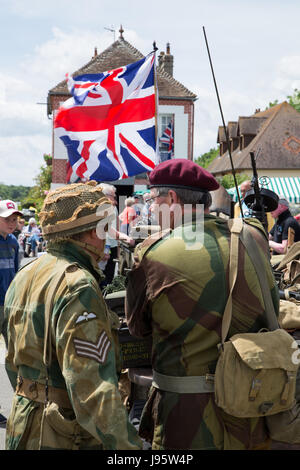 Pegasus-Brücke, Normandie Frankreich. 5. Juni 2017. Der britische Sektor innerhalb der Operation Overlord wurde am Abend des 5. Juni 1944 gefangen genommen und war eines der ersten Dörfer in der Normandie, die Alliierten Klage vor D-Day selbst sah. Dieses Jahr ist das kleine Dorf Ranville voller Besucher und Veteranen, die einen Dienst der Erinnerung in der Nähe der strategische Brücke über den Caen-Kanal zu besuchen. Historische Kostüme, Oldtimer und Boote werden von Hunderten von Menschen in der warmen Sonne angesehen. Bildnachweis: Wayne Farrell/Alamy News Stockfoto