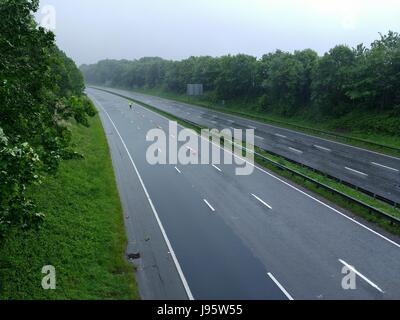 Plymouth, UK. 5. Juni 2017. Polizist auf geschlossenen A38 in der Nähe von Plymouth nach einem schweren Unfall in der Nähe von Plympton. Bildnachweis: Simon Hurrell/Alamy Live-Nachrichten Stockfoto