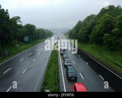 Plymouth, UK. 5. Juni 2017. Verkehr queuing und eine leere Fahrbahn auf der A38 in der Nähe von Plymouth nach einem schweren Unfall in der Nähe von Plympton. Bildnachweis: Simon Hurrell/Alamy Live-Nachrichten Stockfoto