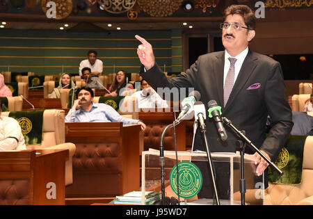 Hauptminister Sindh, Murad Ali Shah hält Rede als präsentiert er Budget für das Geschäftsjahr 2017-18, in Sindh Versammlung in Karachi auf Montag, 5. Juni 2017. Stockfoto