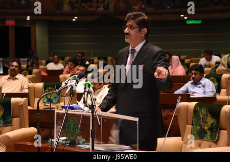 Hauptminister Sindh, Murad Ali Shah hält Rede als präsentiert er Budget für das Geschäftsjahr 2017-18, in Sindh Versammlung in Karachi auf Montag, 5. Juni 2017. Stockfoto