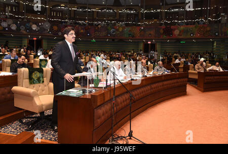 Hauptminister Sindh, Murad Ali Shah hält Rede als präsentiert er Budget für das Geschäftsjahr 2017-18, in Sindh Versammlung in Karachi auf Montag, 5. Juni 2017. Stockfoto