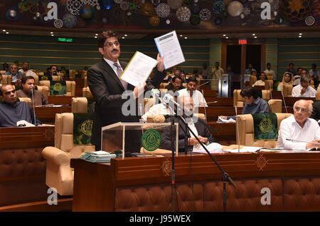 Hauptminister Sindh, Murad Ali Shah hält Rede als präsentiert er Budget für das Geschäftsjahr 2017-18, in Sindh Versammlung in Karachi auf Montag, 5. Juni 2017. Stockfoto