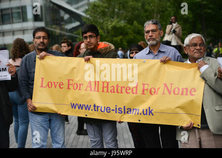 Rathaus, London, UK. 5. Juni 2017. Die Mahnwache für die Opfer des Terroranschlags London Bridge zu Ehren findet außerhalb Rathaus in London Credit: Matthew Chattle/Alamy Live News Stockfoto