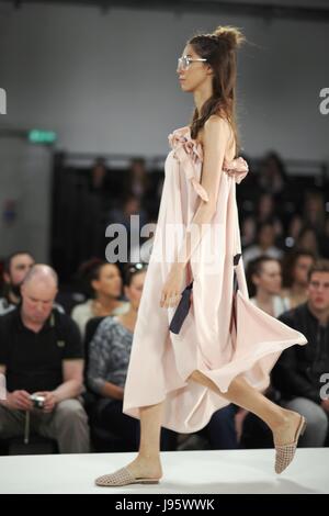 London, UK. 5. Juni 2017. London, UK. 5. Juni 2017. Graduate Fashionweek 2017: Bath SPA University Showcase Catwalk, London, UK-Credit: Nastia M/Alamy Live-Nachrichten Stockfoto