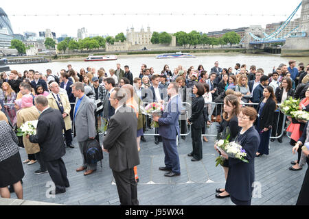 Rathaus, London, UK. 5. Juni 2017. Die Mahnwache für die Opfer des Terroranschlags London Bridge zu Ehren findet außerhalb Rathaus in London Credit: Matthew Chattle/Alamy Live News Stockfoto