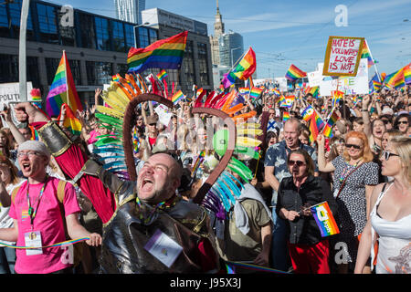 Am 3. Juni 2017 trafen sich mehrere tausend Fans und Mitglieder der LGBT-Gemeinschaft aus Polen, Europa und anderen Teilen der Welt in Warschau für 2017 Equality March, Unterstützung des LGBTQIA zu zeigen und für mehr Rechte und Equility zu protestieren. -KEIN Draht-SERVICE - Foto: Jan A. Nicolas/dpa Stockfoto